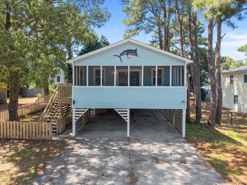 Brenda's Beach House: Welcoming Front Exterior of the Home