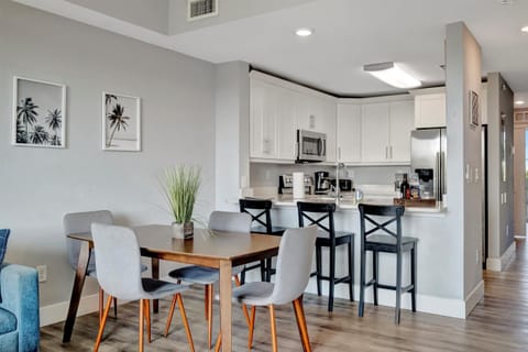 Casual dining with modern style