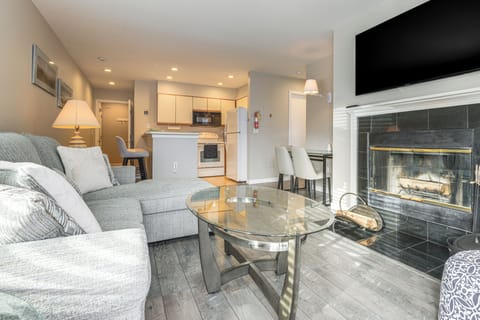 Living Room | Free WiFi | Smart TV | Central Heat | Full Sleeper Sofa