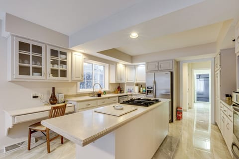 Kitchen | Keurig Coffee Maker | Dishwasher | Blender | 1st Floor