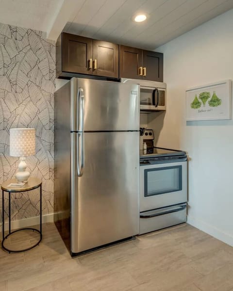 Prepare your favorite dishes with a fridge and oven.