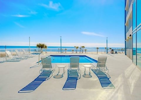 Pool side dual views!
