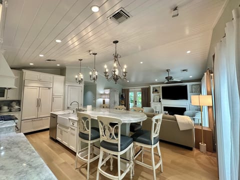 Full Kitchen /Dinning Area 