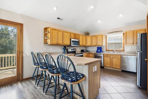 Top-Level Kitchen with Bar (seats 4)