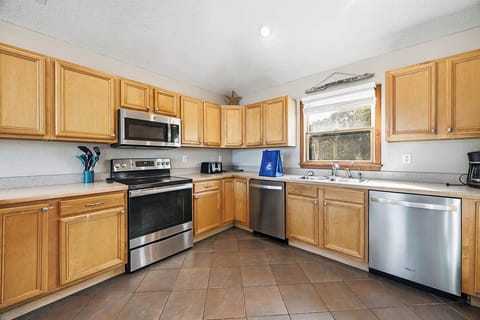 Top-Level Kitchen with Bar (seats 4)