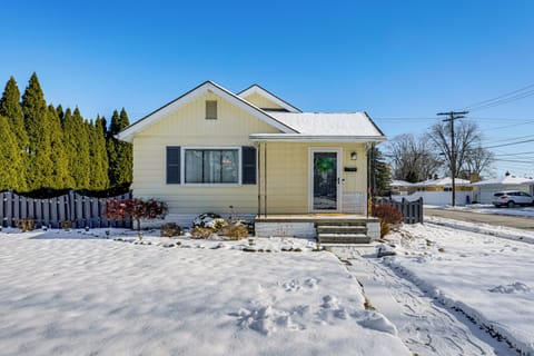 Clawson Vacation Rental | 2BR | 1BA | 813 Sq Ft | 4 Steps Required