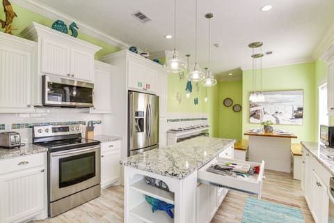 Kitchen | Keurig & Drip Coffee Makers | Blender | Toaster | Cooking Basics