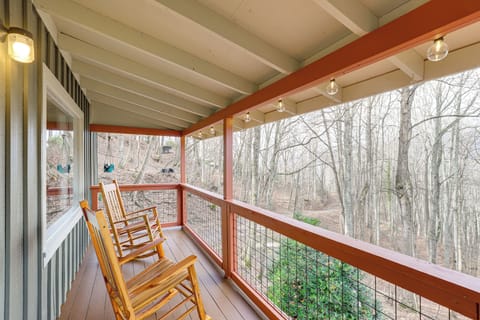 Sylva Vacation Rental | 2BR | 2BA | 900 Sq Ft | Steep Stairs Required