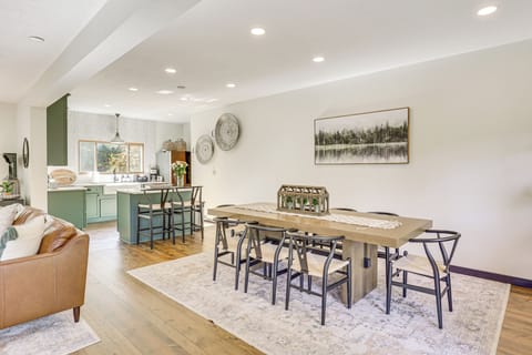 Dining Area | Dishware/Flatware Provided | Level 1