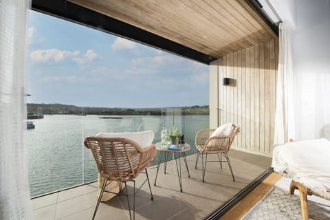 Balcony with panoramic views of Hayle Estuary - 10 Cannery Row