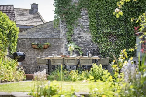 The Old Manse, Middleham: Fully enclosed garden with raised seating area for 8 guests