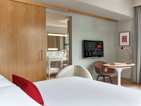 Studio-King-Hotel-Bedroom-4-Sports-Illustrated-Resorts-Chicago
