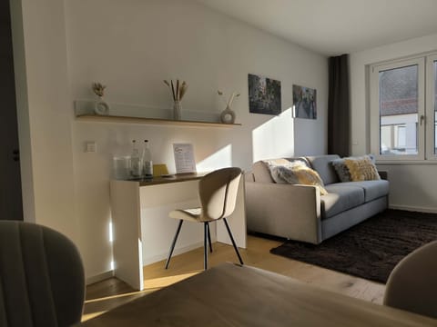 Gemütliches Wohnzimmer mit Arbeitsplatz
