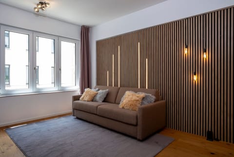 Wohnzimmer mit bequemen Sofa, das als Schlafsofa (180x200, Lattenrost, 7-Zonen-Sensoform-Matratze ) genutzt werden kann.