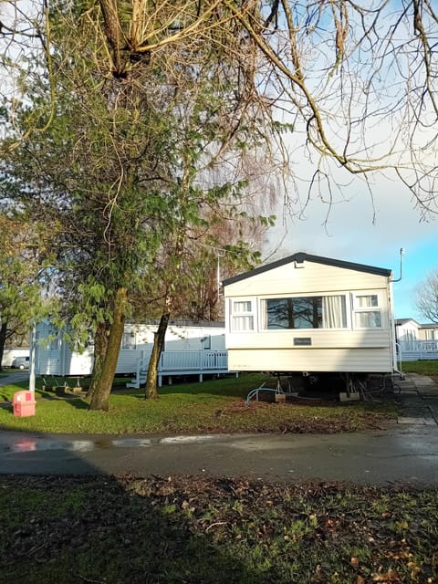 Cozy lakeside cabin with peaceful water views and outdoor seating
