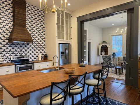 Kitchen seats 4 at the counter and 3-4 at at the breakfast table.