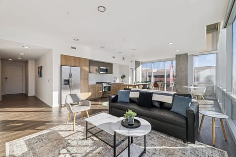 CozySuites Adeline 2BR - gym, pool, valet parking!

