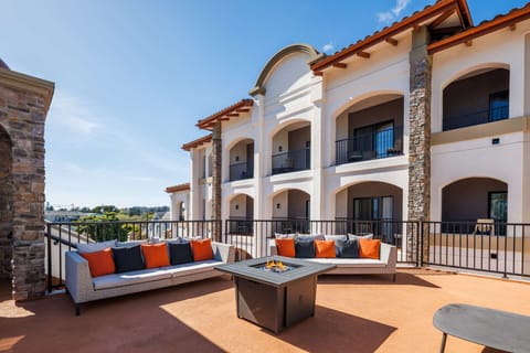 - La Quinta Inn and Suites by Wyndham Santa Cruz