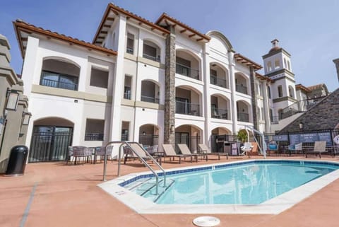 La Quinta Inn and Suites by Wyndham Santa Cruz - Outdoor Pool.