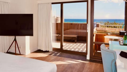 Bright room with balcony and a view of the sea