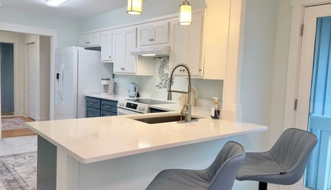 Breakfast Bar and Kitchen