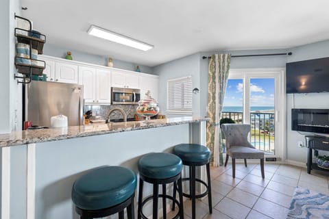 Eat-in kitchen bar seating