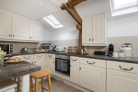 Honeysuckle Cottage Kitchen - StayCotswold