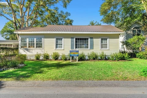 Welcome to Windy Ridge, a pet friendly cottage located in North Myrtle Beach.