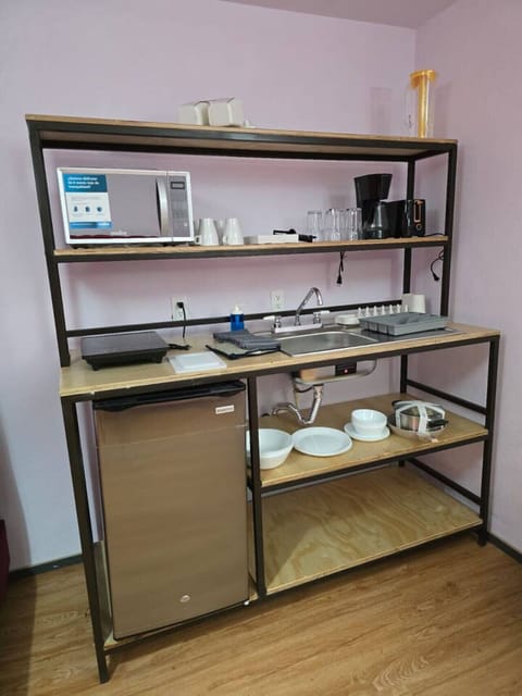 Suite Roja privada para 3 personas con cocineta equipada y baño propio.