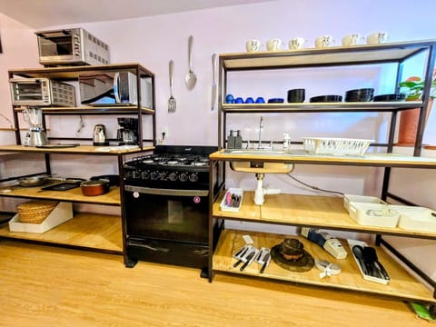 Cocina común totalmente equipada para uso de los huéspedes.