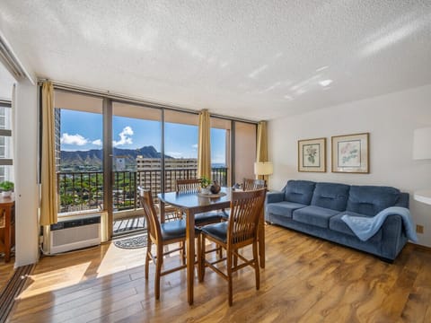 Nice Open Living space with Diamond Head views!
