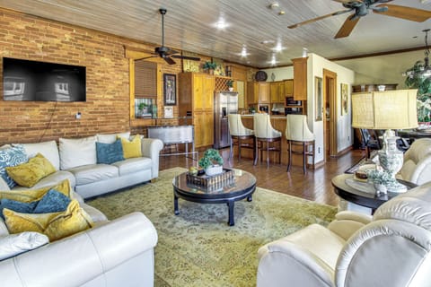 Living Room | Smart TV | Books/Board Games