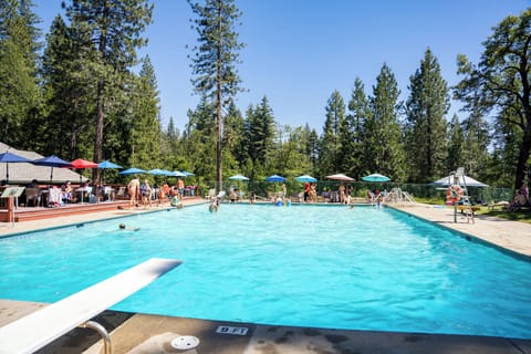 Pool at Big Trees Recreation Center with diving board - Free access for guests