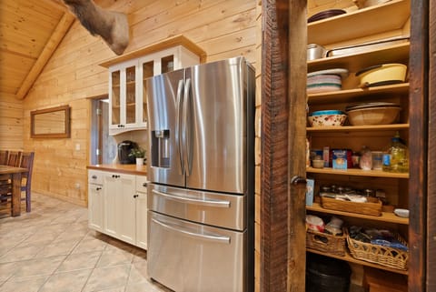 Pantry with absolutely everything you need to cook. Large fridge and freezer.