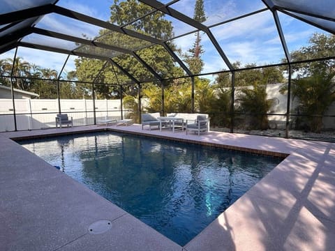 2500sqft 4bed + heated pool, 10 mins to beach/town House in Sarasota