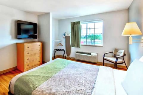 Wake up to sunshine and stretch out in comfort.