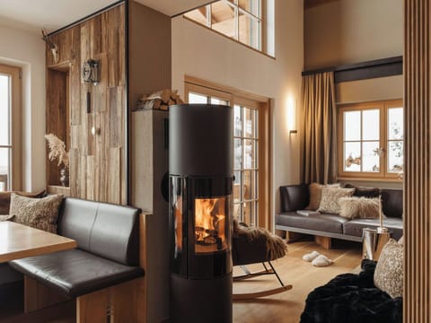 Flooring, Wood, Interior Design, Wood Flooring, Furniture, Floor, Living Room, Laminate Flooring, Ceiling, Hardwood