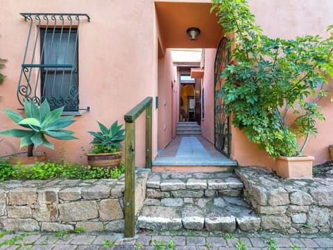 Wall, Door, Flowerpot, Home, Houseplant, Garden, Stairs, Landscaping, Courtyard, Flagstone