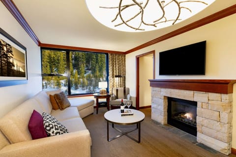 Everline Resort &amp; Spa Fireplace Suite Forest View