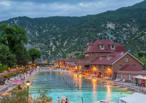 Glenwood Hot Springs Pool – Approx. 2.8 miles (~8-min drive)