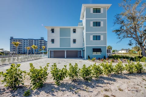 501 Palermo: Luxe 6 Master Suites on canal House in Estero Island