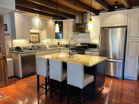 Awesome well-stocked kitchen