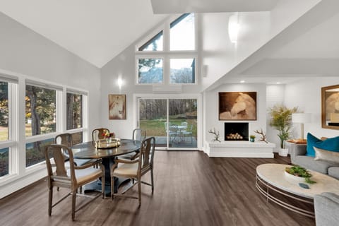 Great room with fireplace and Mountain View’s 