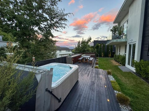 Spa pool & outdoor area