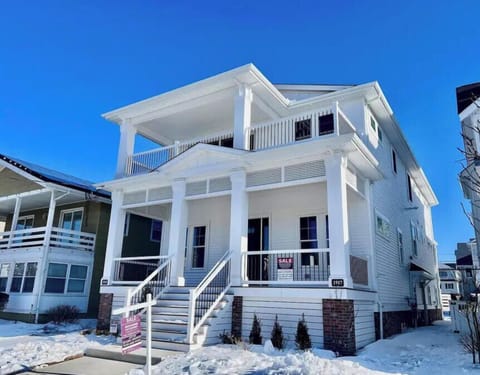 New 4BR Beach Condo w/ Rooftop Deck & Ocean Views Apartment in Ocean City