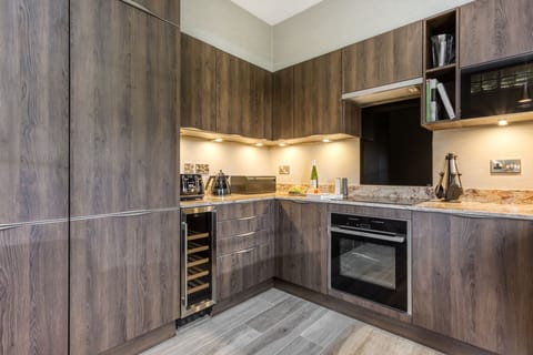 The well-equipped kitchen with a wine cooler