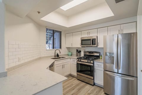 Charming 3BR/2BA w/ Pool | Gym | Laundry | 65" TV Apartment in Tempe