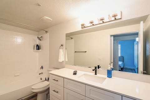 Stunning 1BR1BA w/ InHouseLaundry | Pool | Gym Apartment in Tempe
