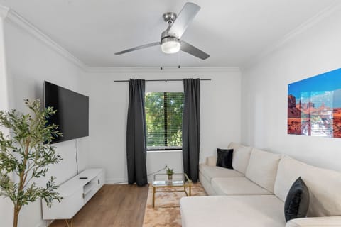 Spacious 3BR/2BA Suite with Pool and Gym Apartment in Tempe