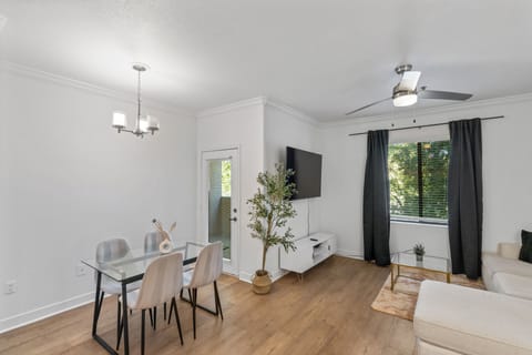 Spacious 3BR/2BA Suite with Pool and Gym Apartment in Tempe